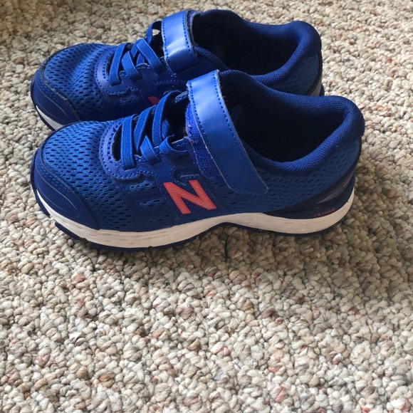 Gently used boy’s new balance sneakers - Picture 3 of 4